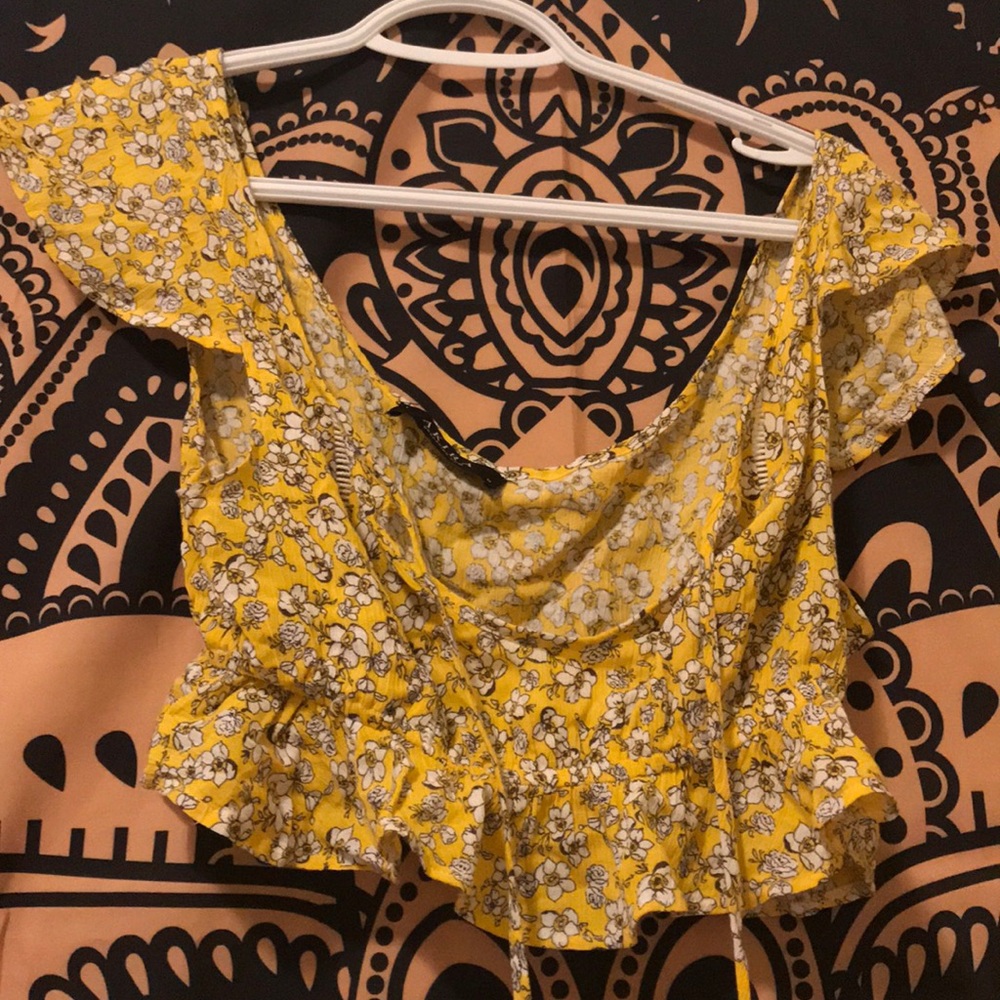 Tie-able front, with a cute open space when tied.